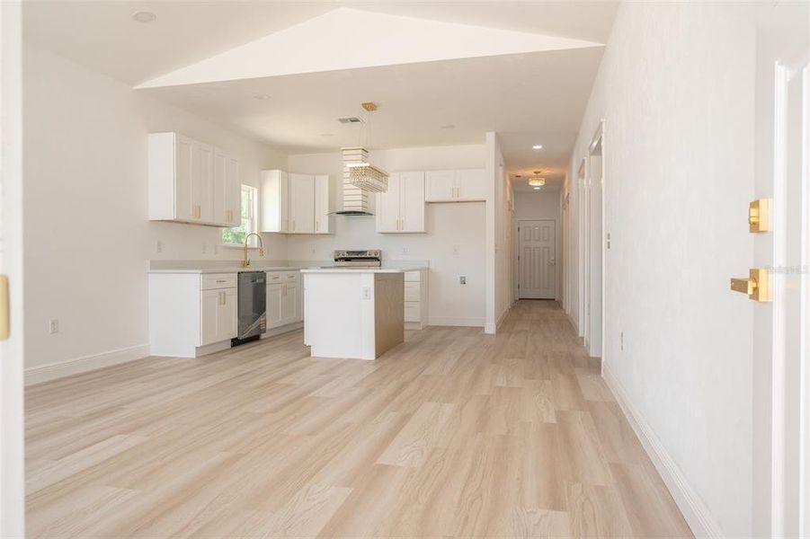 Spacious, unfurnished interior of a new home in , Williston (Image 4).