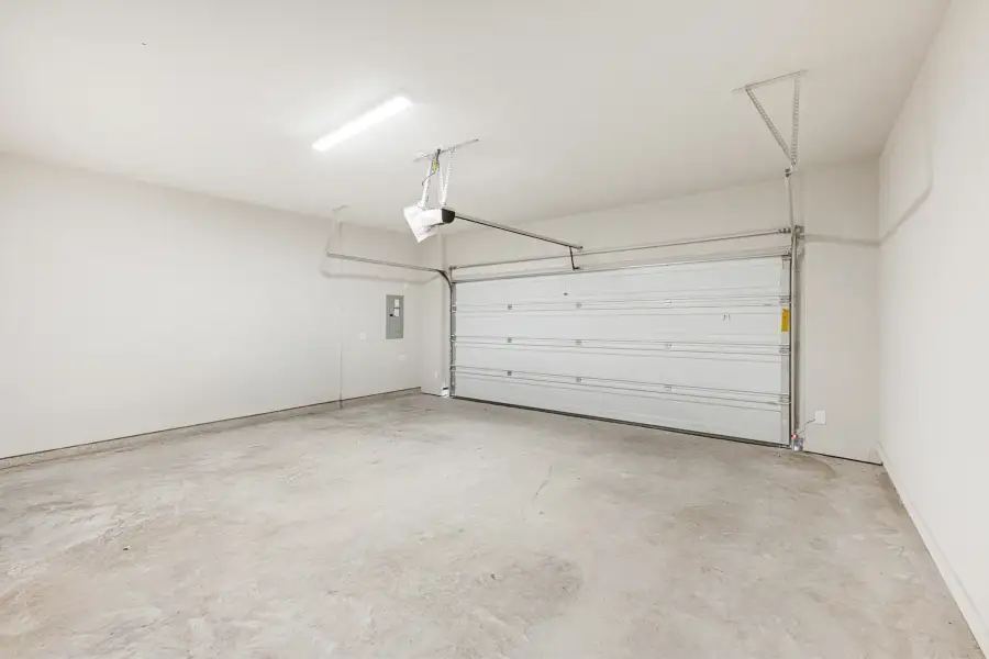 Spacious, unfurnished interior of a new home in Ten Mile Creek, Celina (Image 43).