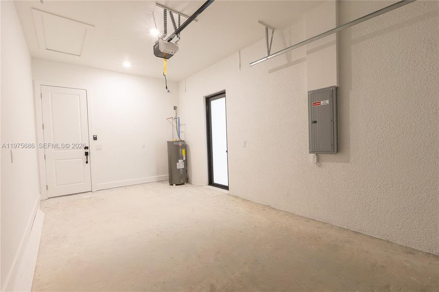 Spacious, unfurnished interior of a new home in , Lehigh Acres (Image 21).