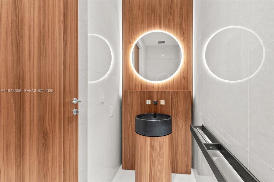 Sample of building materials used in homes in , Miami (Image 27).