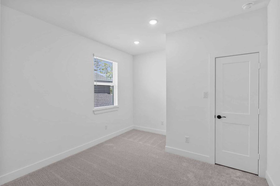 Spacious, unfurnished interior of a new home in Evergreen, Conroe (Image 33).