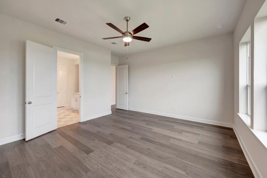 Spacious, unfurnished interior of a new home in Jordan Ranch - Premier Collection, Fulshear (Image 20).