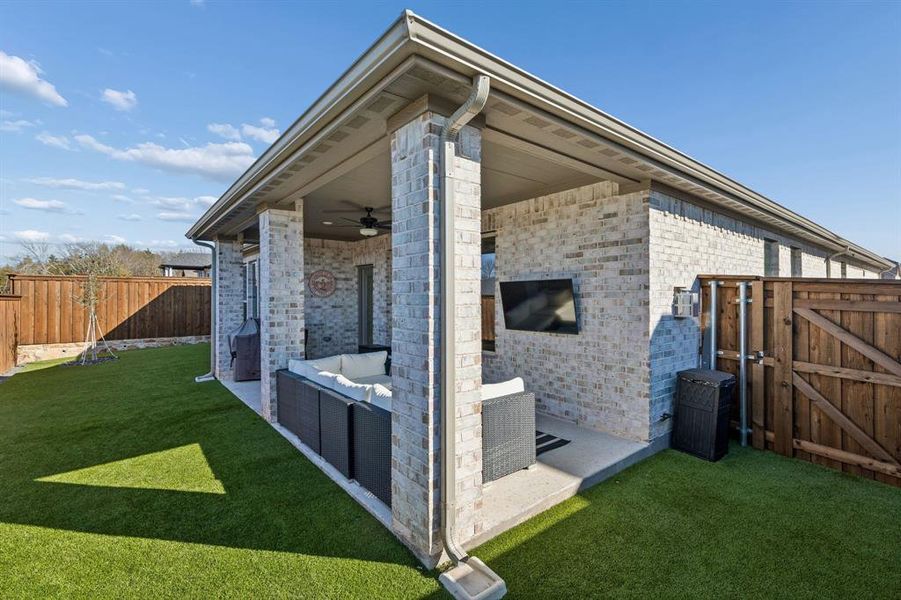 Exterior details and patio area of a home in Stoneridge, Melissa (Image 4).