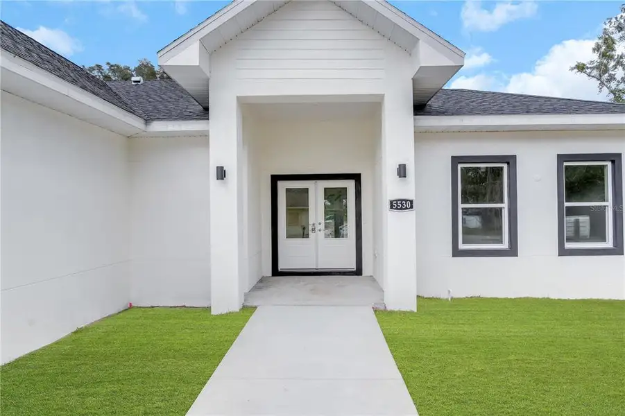 Exterior details and patio area of a home in , Zephyrhills (Image 3).