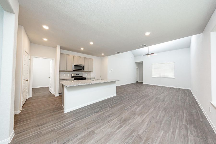 Spacious, unfurnished interior of a new home in River's Edge, Conroe (Image 17).