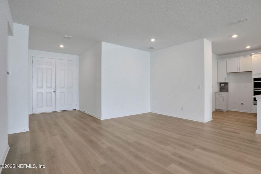 Spacious, unfurnished interior of a new home in Jennings Farm, Middleburg (Image 30).