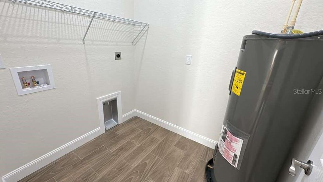 Spacious, unfurnished interior of a new home in , Sebring (Image 10).