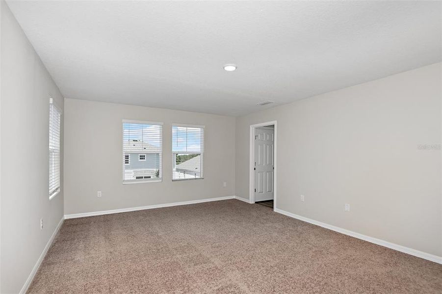 Spacious, unfurnished interior of a new home in Pasadena Ridge, Dade City (Image 12).