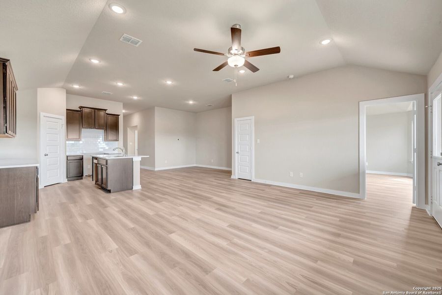 Spacious, unfurnished interior of a new home in Mesquite Ridge, San Antonio (Image 21).