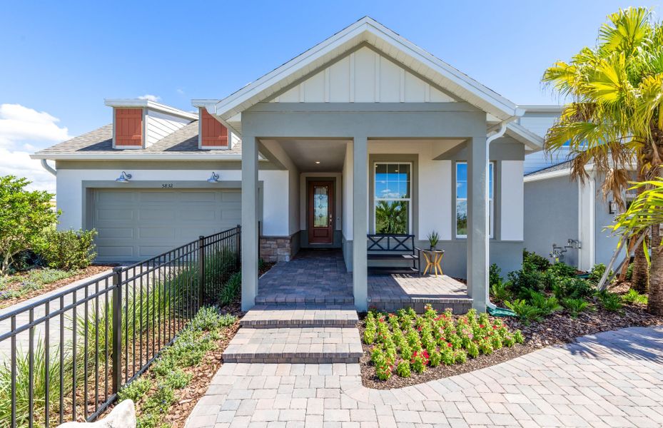 Representative exterior details of a home built from the Concord by Pulte Homes in Parkside Trails, Clermont (Image 4).