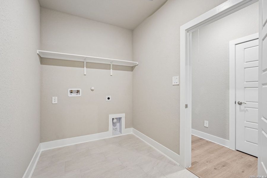 Spacious, unfurnished interior of a new home in Arcadia Ridge - Classic Series, San Antonio (Image 42).