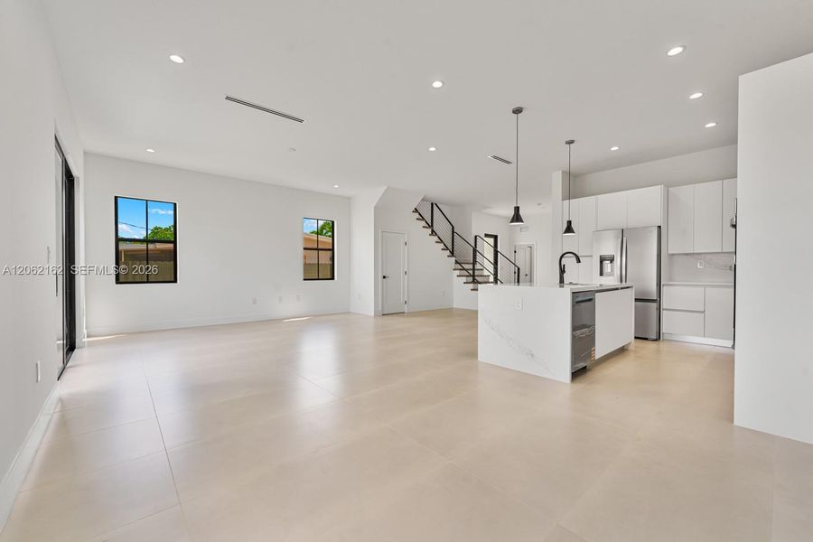 Spacious, unfurnished interior of a new home in , Miami (Image 29).