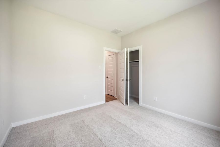 Spacious, unfurnished interior of a new home in Deer Pines, Conroe (Image 17).