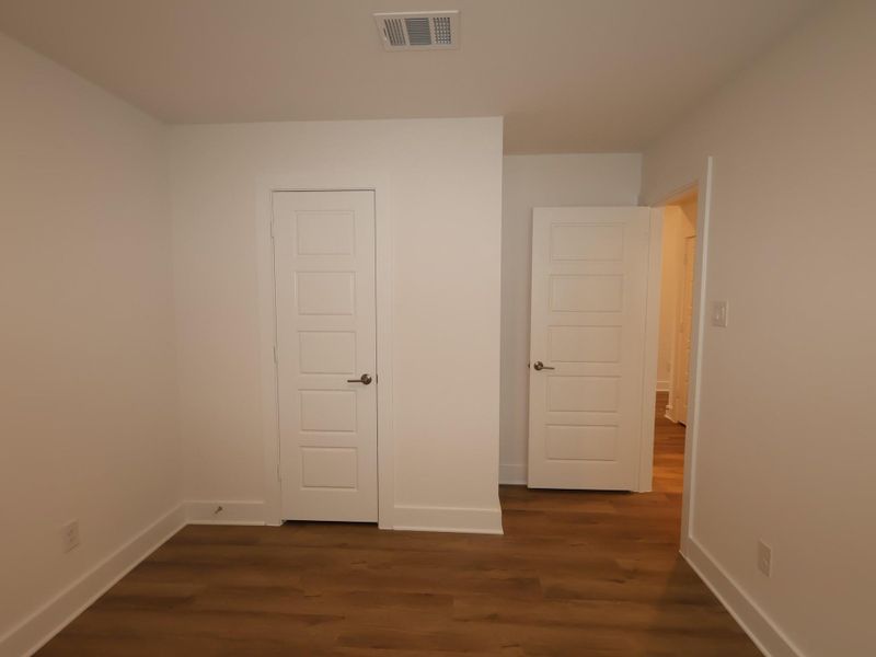 Spacious, unfurnished interior of a new home in Lago Mar, Santa Fe (Image 10).