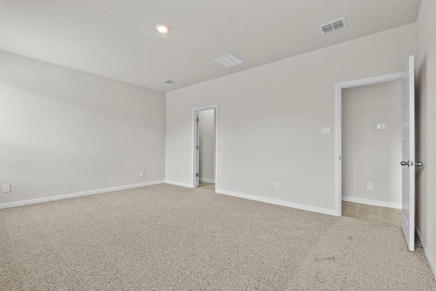 Spacious, unfurnished interior of a new home in Saratoga, Granbury (Image 19).