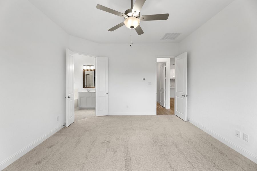 Representative unfurnished interior of a home built from the Brookstone II by Sandlin Homes in Timberbrook, Justin (Image 25).