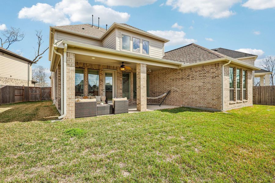 Exterior details and patio area of a home in Sienna, Missouri City (Image 3).