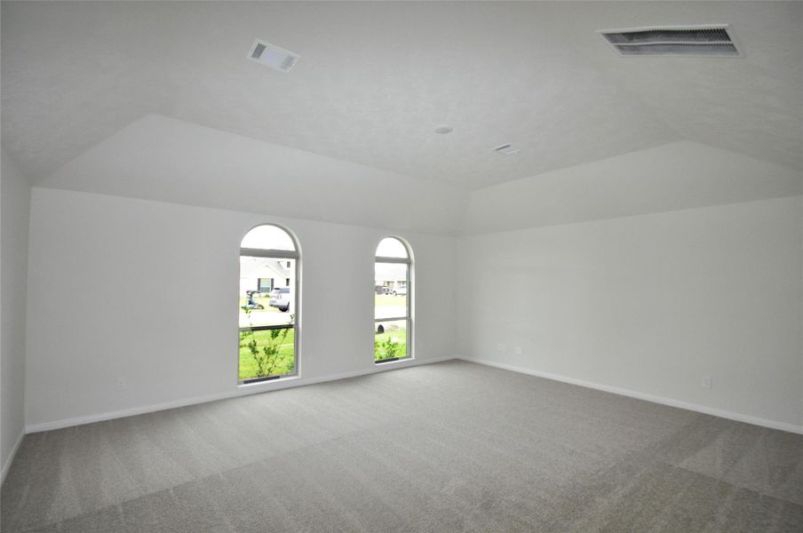 Mastrer Bedroom is large with ceilings vaulting to 10ft.