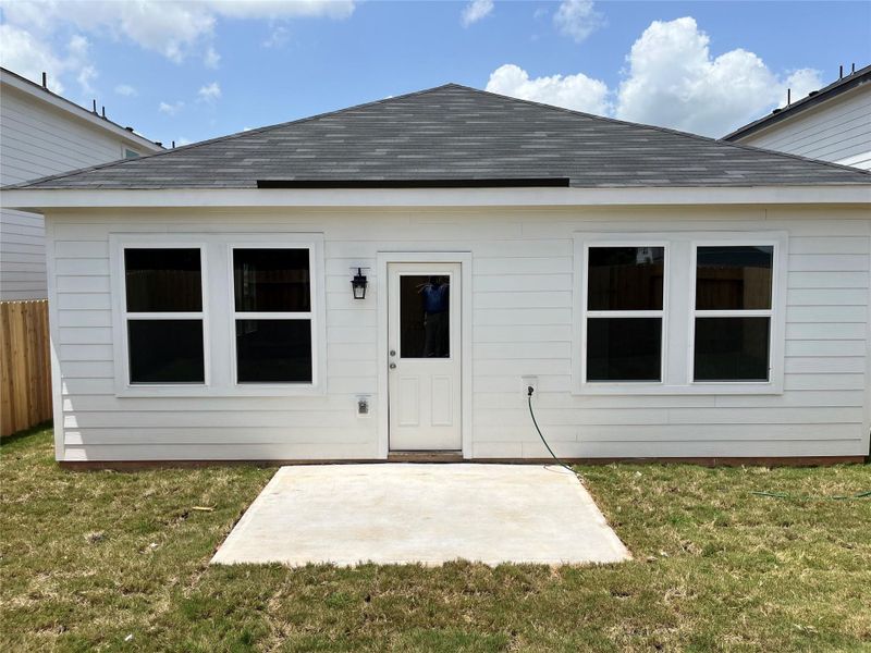 Exterior details and patio area of a home in Avalon Ridge, Cut and Shoot (Image 3).