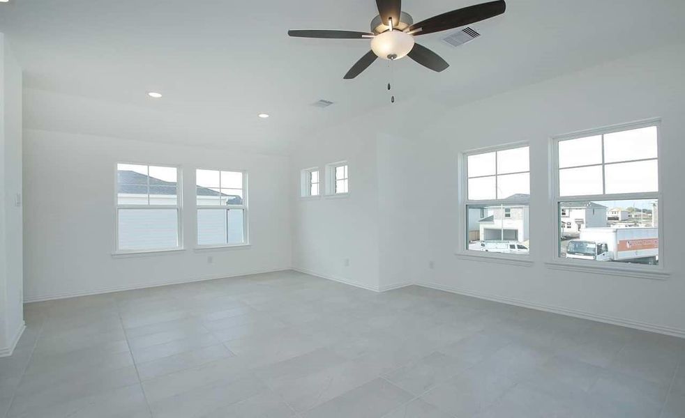 Spacious, unfurnished interior of a new home in Lexington Village, Missouri City (Image 8).