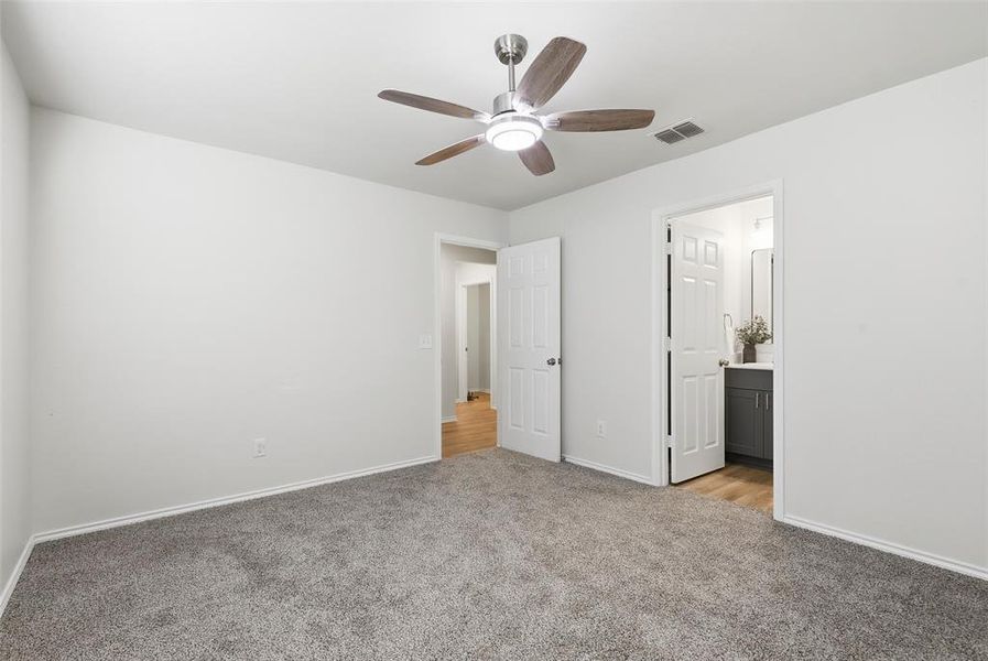 Spacious, unfurnished interior of a new home in Newberry Point, Fort Worth (Image 20).