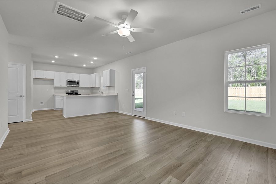 Spacious, unfurnished interior of a new home in River Tide Farms, Bolivia (Image 11).
