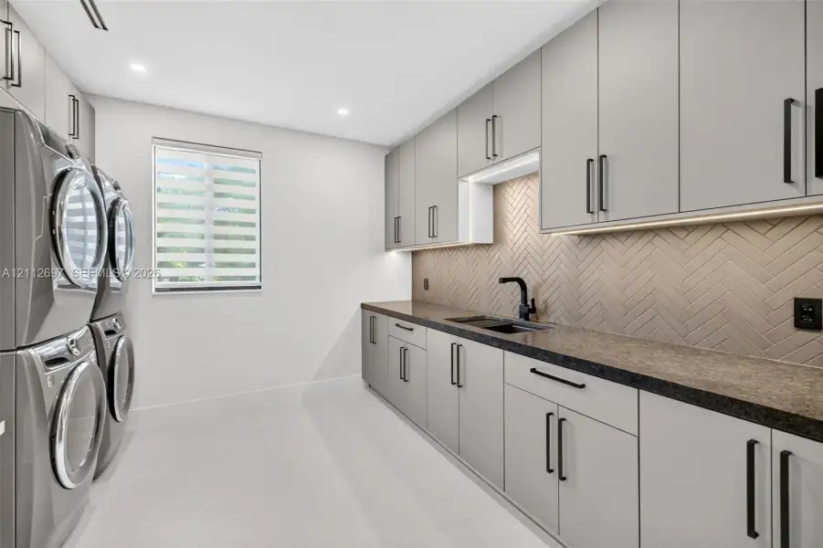 Furnished interior view inside a new home in , Fort Lauderdale (Image 9).