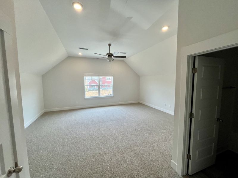 Spacious, unfurnished interior of a new home in Brewer Point, Murfreesboro (Image 23).