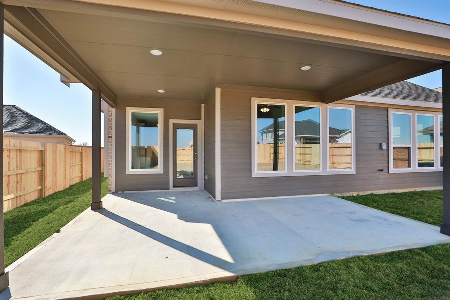 Exterior details and patio area of a home in Wildrye, Waller (Image 22).
