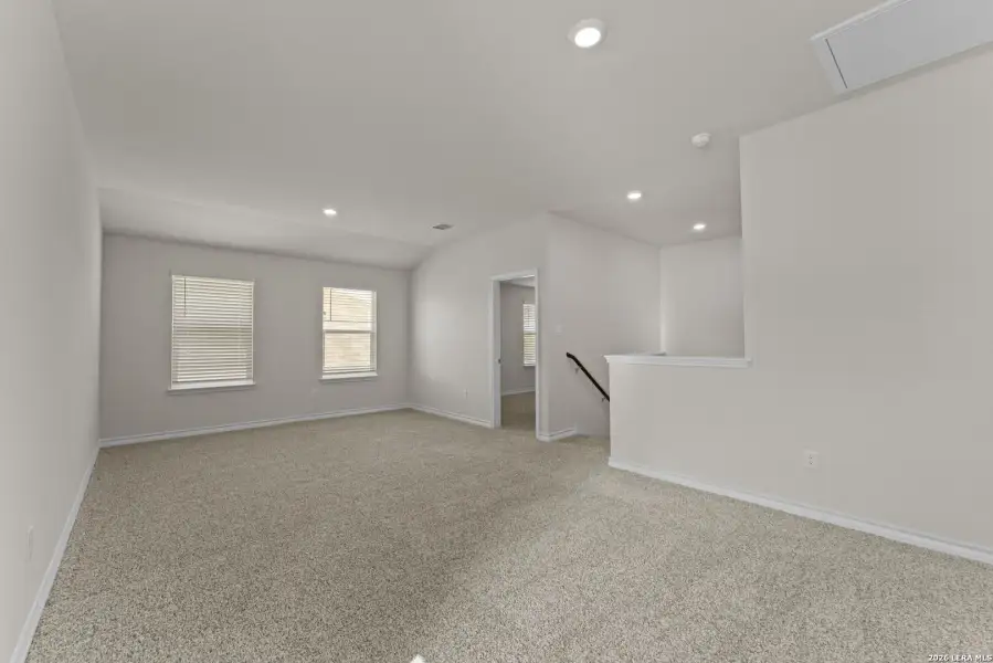 Spacious, unfurnished interior of a new home in Laurel Vistas, San Antonio (Image 19).