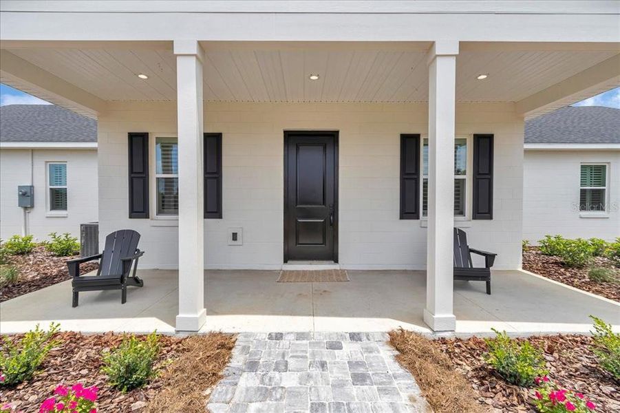 Exterior details and patio area of a home in , Citra (Image 38).