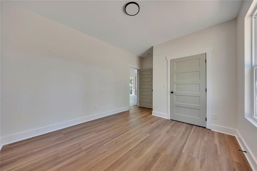 Spacious, unfurnished interior of a new home in , Silver Creek (Image 24).
