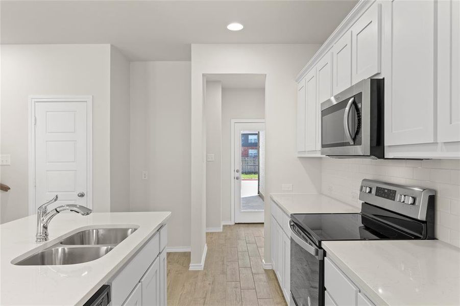 11. 4006 Avion - Family