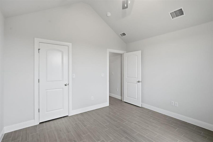 Spacious, unfurnished interior of a new home in , Tolar (Image 31).