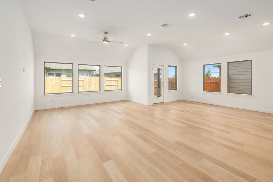Spacious, unfurnished interior of a new home in Prairie Winds, Hutto (Image 14).