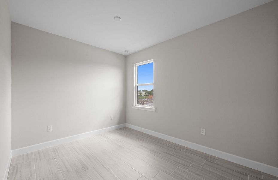 Spacious, unfurnished interior of a new home in Del Webb Oak Creek, North Fort Myers (Image 28).