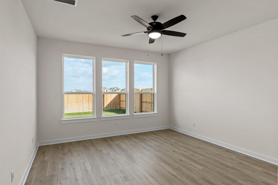 Spacious, unfurnished interior of a new home in Lariat, Liberty Hill (Image 31).