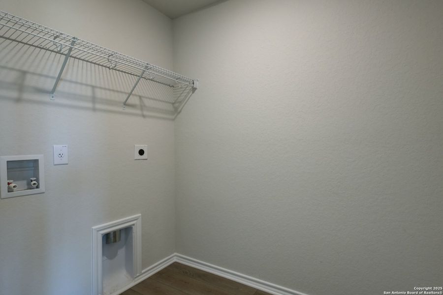 Spacious, unfurnished interior of a new home in Meadows at Hennersby Hollow 40's, San Antonio (Image 27). Spacious, unfurnished interior of a new home in Meadows at Hennersby Hollow 40's, San Antonio (Image 27).