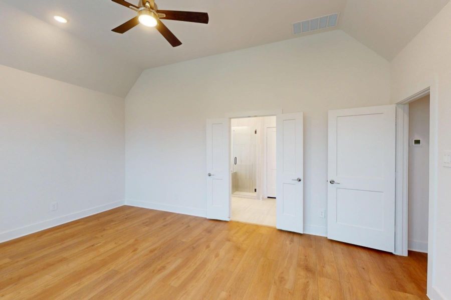 Spacious, unfurnished interior of a new home in Sorella, Tomball (Image 11).