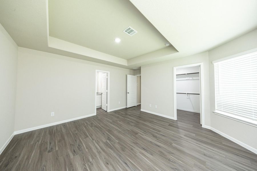 Spacious, unfurnished interior of a new home in Mackenzie Creek, Conroe (Image 32).