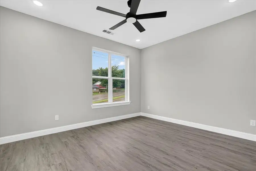 Spacious, unfurnished interior of a new home in , Grand Prairie (Image 19).