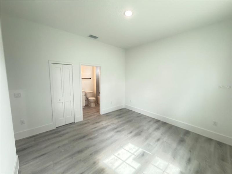 Spacious, unfurnished interior of a new home in , Ocala (Image 30).