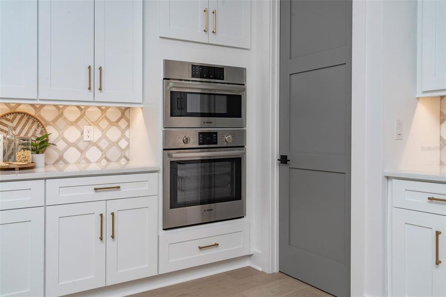 Furnished interior view inside a new home in , Orlando (Image 51).