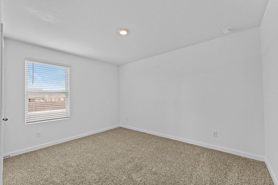 Spacious, unfurnished interior of a new home in Sonoma Oaks, Fredericksburg (Image 33).