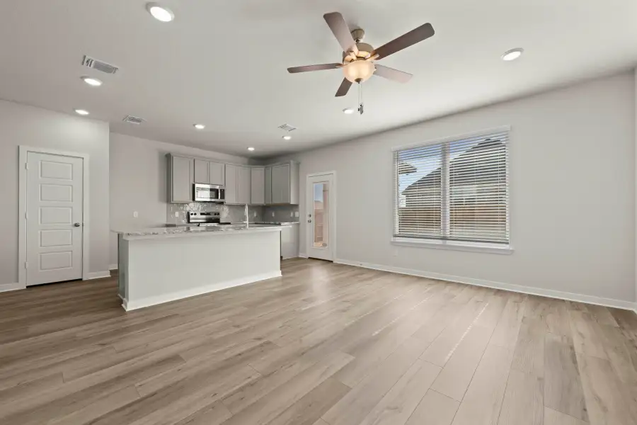 Spacious, unfurnished interior of a new home in Three Creeks, Belton (Image 28).