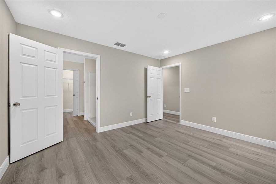 Spacious, unfurnished interior of a new home in , Orange City (Image 24).
