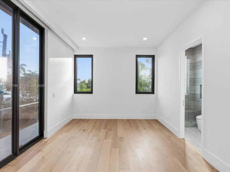 Spacious, unfurnished interior of a new home in , Pompano Beach (Image 52).