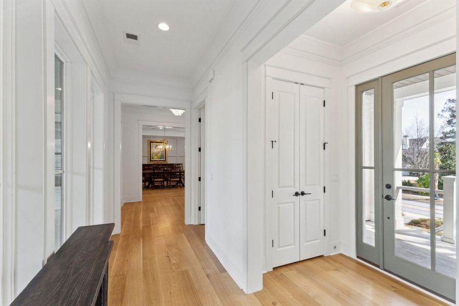 Spacious, unfurnished interior of a new home in Daniel Island Park, Charleston (Image 27).