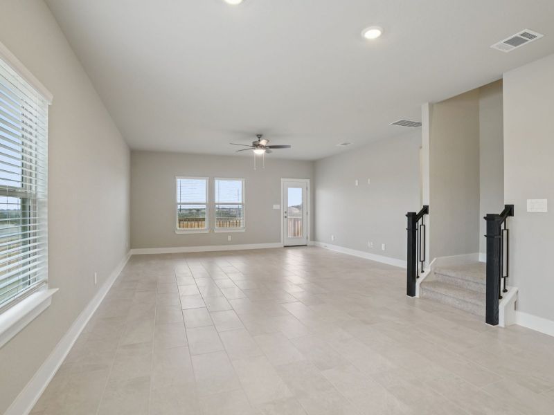 Spacious, unfurnished interior of a new home in Lark Canyon, New Braunfels (Image 15).