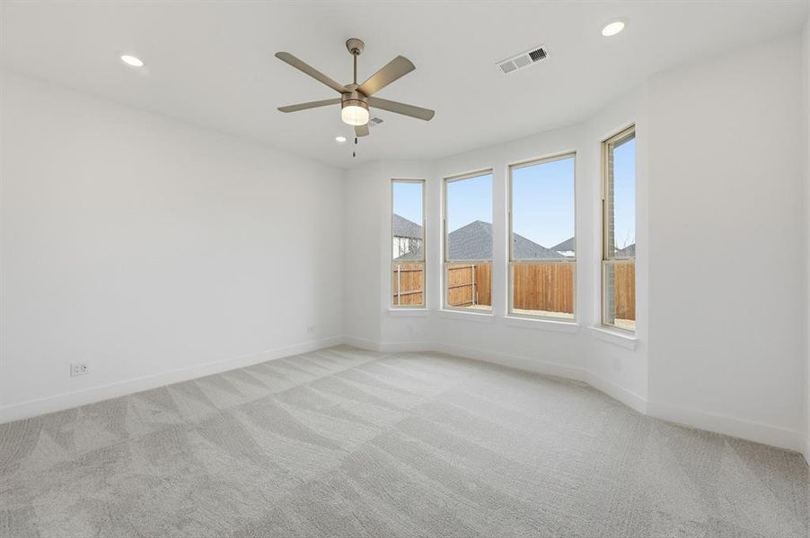 Spacious, unfurnished interior of a new home in Dove Hollow, Waxahachie (Image 19).